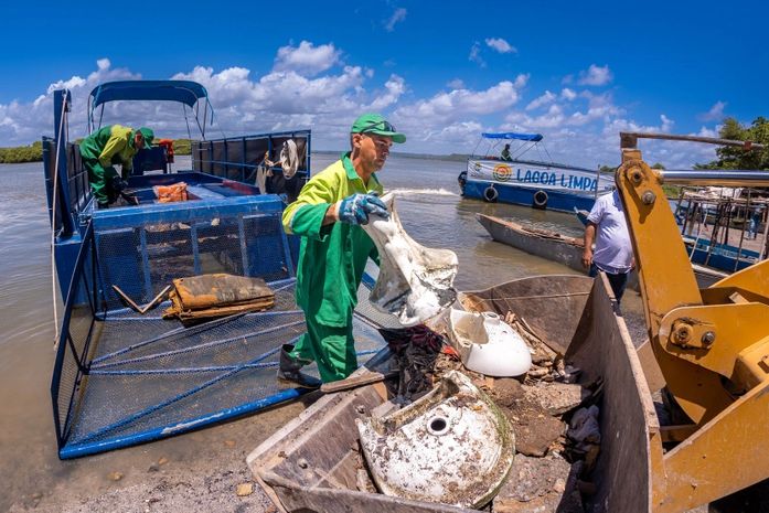 Em seis meses de operação, Ecoboats recolheram 400 toneladas de lixo da Lagoa Mundaú