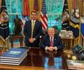 Flávio Bolsonaro é recebido por Trump na Casa Branca