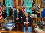 Flávio Bolsonaro é recebido por Trump na Casa Branca