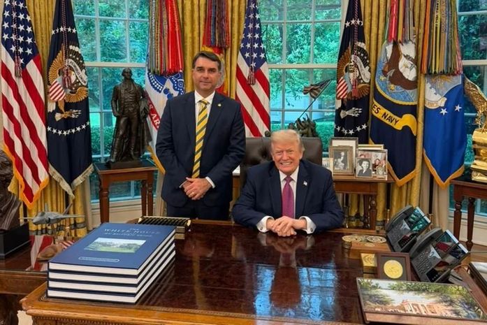 Flávio Bolsonaro é recebido por Trump na Casa Branca