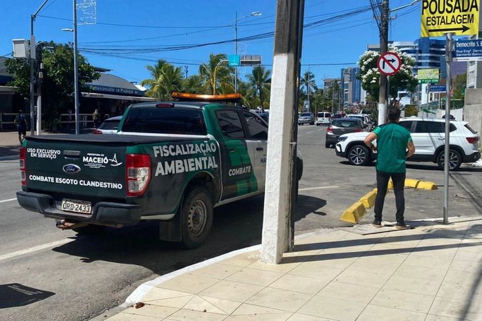 Após denúncias, fiscalização autua empresa por descarte irregular de esgoto na parte baixa de Maceió