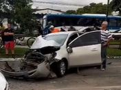 Carro colide com ônibus durante embarque de passageiro na Av. Durval de Góes Monteiro