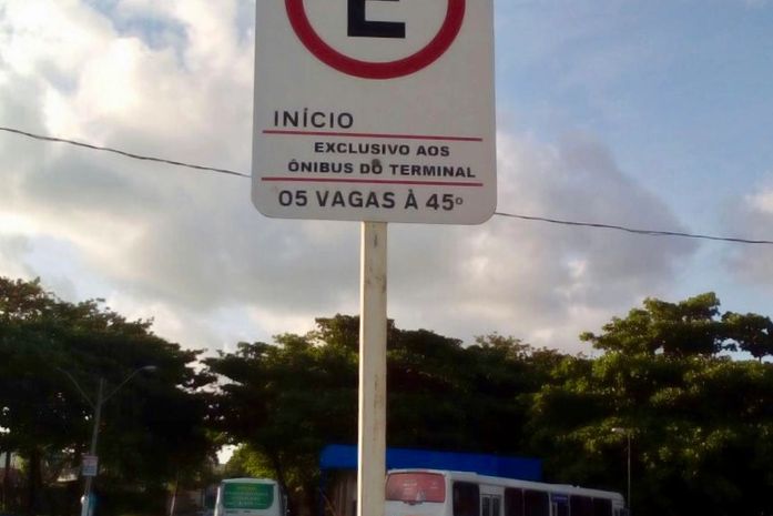 Nova sinalização instalada no Terminal do Pontal da Barra delimita espaço exclusivo para os coletivos e ajuda no fluxo do trânsito da região.