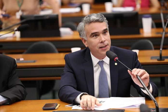 Rafael Brito aprova projeto que beneficia pessoas em tratamento do câncer