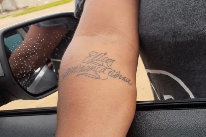 Tatuei o nome do meu filho no braço, porque no meu coração ele continua vivo-diz Irene