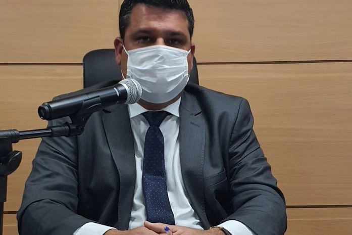 Presidente da Câmara Municipal de Arapiraca, Thiago ML, baixa decreto normatizando sessões do legislativo no combate ao Covid-19