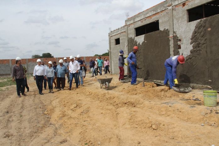 Teófilo e equipe técnica realizam visita à obra da UPA