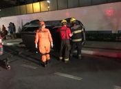 Veículo capota em cruzamento na Ponta Verde após colisão durante a madrugada; veja fotos