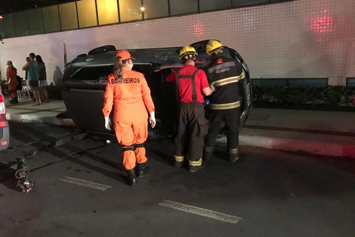 Veículo capota em cruzamento na Ponta Verde após colisão durante a madrugada; veja fotos