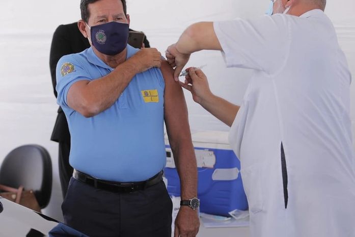 Vice-presidente Mourão toma vacina contra covid-19 em Brasília