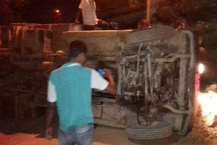 Caminhão pau-de-arara tomba e deixa estudantes feridos