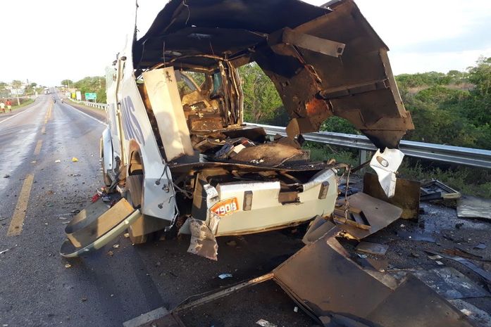 Criminosos explodem carro-forte em trecho da BR 423 em Inhapi