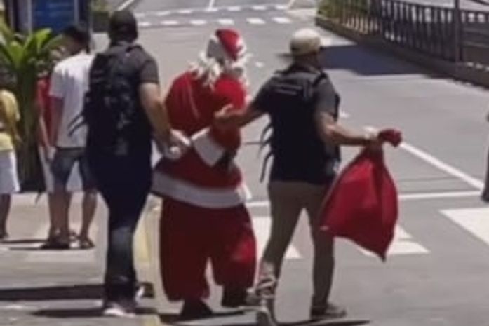 Papai Noel foi preso no Recife. Visse uma coisa dessa? Ôxe!