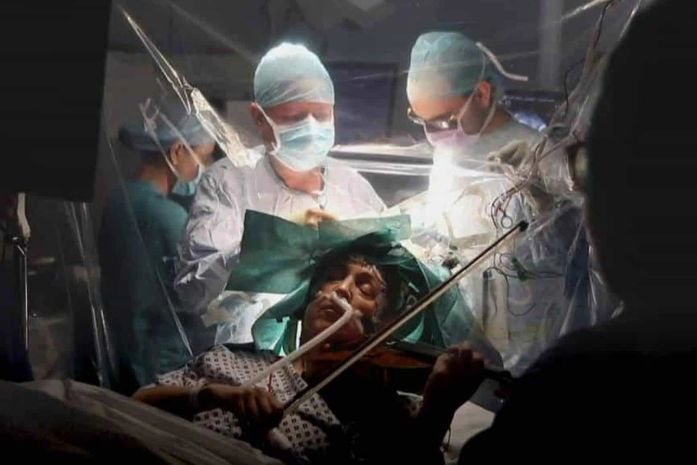 Violinista toca durante a própria cirurgia no cérebro