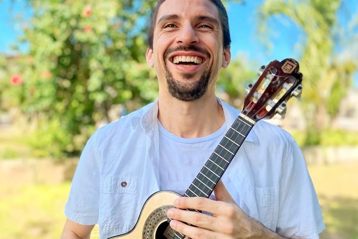 Salomão Miranda Apresenta o Show Verde-Cavaquinho, traduzindo sentimentos sombrios em cores e sons de esperança