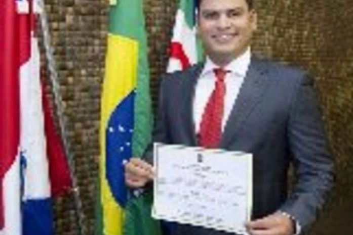 Jairzinho Lira com o diploma de deputado estadual