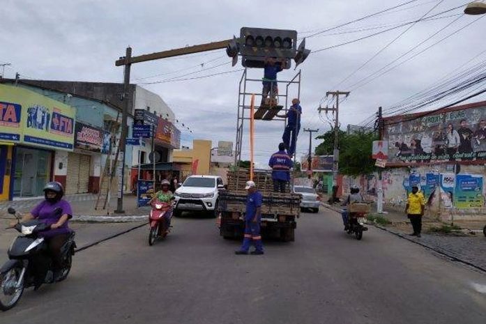 SMTT conserta semáforos danificados com quedas de energia em Arapiraca