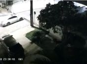 Carro do vereador Silvânio Barbosa deixando o condomínio