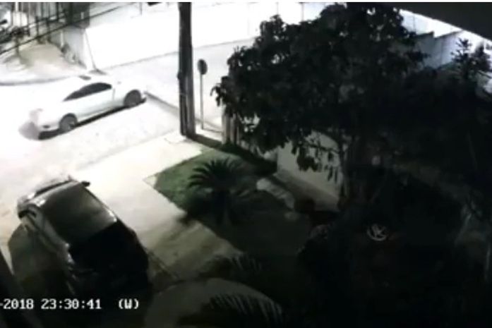 Carro do vereador Silvânio Barbosa deixando o condomínio