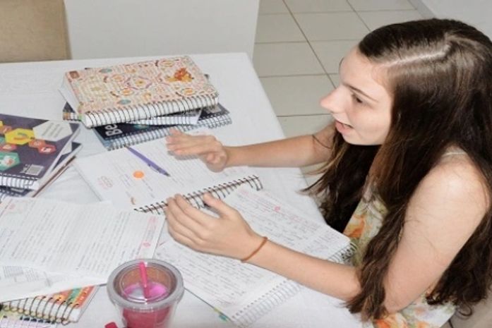 Natália Sandes, de 17 anos, enfrenta a maratona de estudos para o vestibular; psicóloga Kézia Loureiro dá dicas para evitar exageros e não prejudicar saúde
