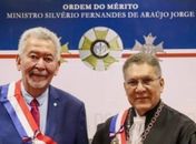 
O Deputado Paulão, o autor da inscrição  da sufragista Almerinda Farias Gama, no Livro das  heroínas da Pátria é condecorado pelo TRT/AL em Alagoas. Top!
