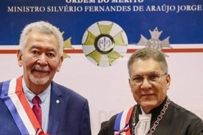 
O Deputado Paulão, o autor da inscrição  da sufragista Almerinda Farias Gama, no Livro das  heroínas da Pátria é condecorado pelo TRT/AL em Alagoas. Top!
