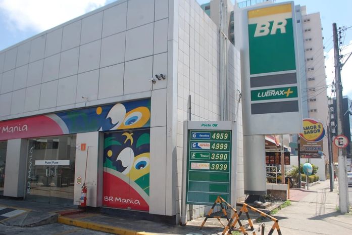 Com novo reajuste, preço do litro da gasolina comum chega a R$4,95 em Maceió