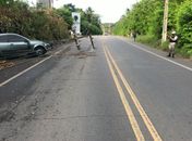 Carro colide com poste