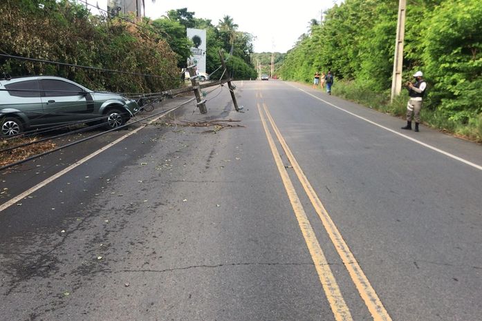 Carro colide com poste