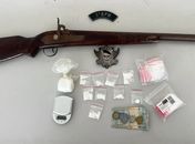 Drogas e arma são apreendidas após denúncia de disparos em Feira Grande