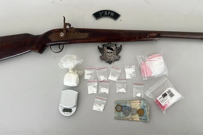 Drogas e arma são apreendidas após denúncia de disparos em Feira Grande