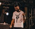 Refrãos: Vitor Pirralho lança álbum experimental que transforma rascunhos musicais em obra final e propõe reflexão sobre a cultura da pressa