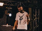 Refrãos: Vitor Pirralho lança álbum experimental que transforma rascunhos musicais em obra final e propõe reflexão sobre a cultura da pressa
