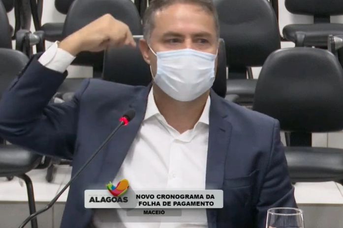 Governador Renan Filho durante coletiva