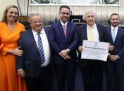 Ex-prefeita Emanuella Moura, da Barra de Santo Antônio, representa deputada Cibele Moura em homenagem ao presidente do grupo Vila Galé