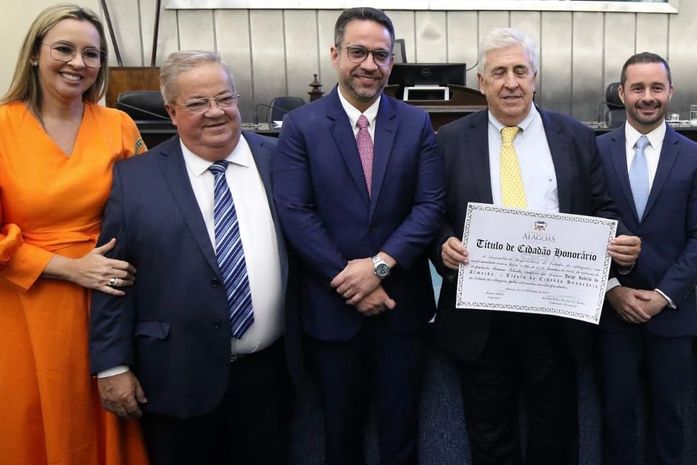 Ex-prefeita Emanuella Moura, da Barra de Santo Antônio, representa deputada Cibele Moura em homenagem ao presidente do grupo Vila Galé