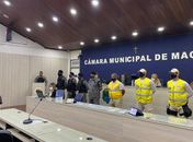 Vereador Siderlane Mendonça fazendo homenagem aos homens da segurança pública 