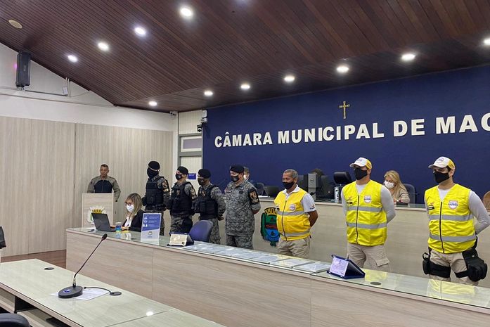 Vereador Siderlane Mendonça fazendo homenagem aos homens da segurança pública