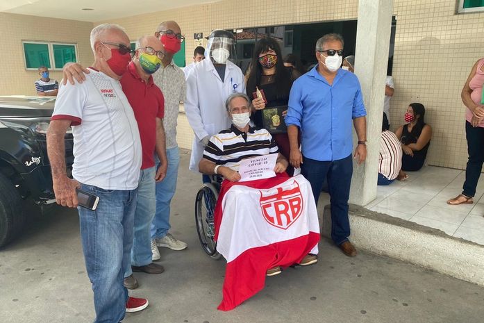 Covid-19:após mais de um mês na UTI do Hospital Maceió, ex-delegado recebe alta 