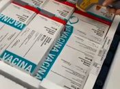 Novas doses da Pfizer e AstraZeneca chegam a Alagoas; lote completa as 135.870 vacinas aguardadas pelo estado 