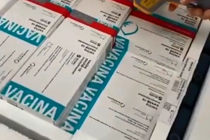 Novas doses da Pfizer e AstraZeneca chegam a Alagoas; lote completa as 135.870 vacinas aguardadas pelo estado 