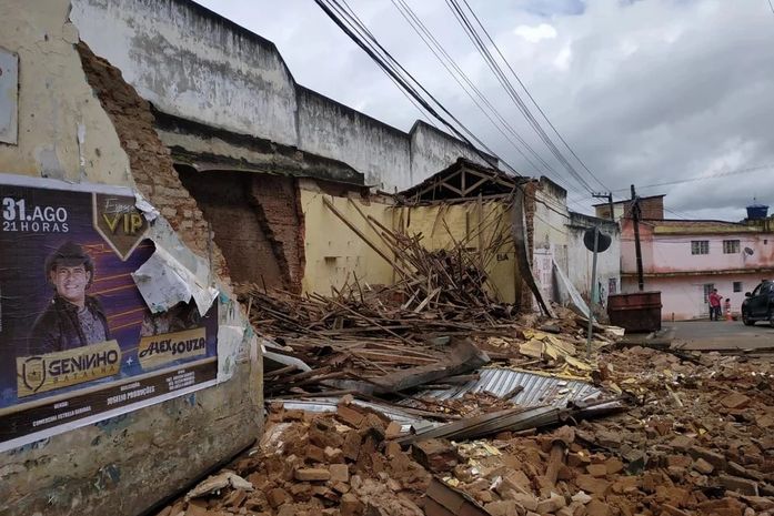 Galpão desaba no centro comercial de Palmeira dos Índios