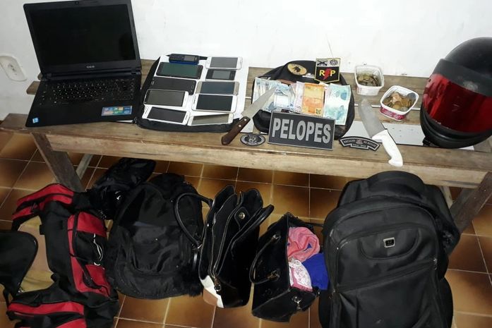 Objetos roubados das vítimas foram recuperados.