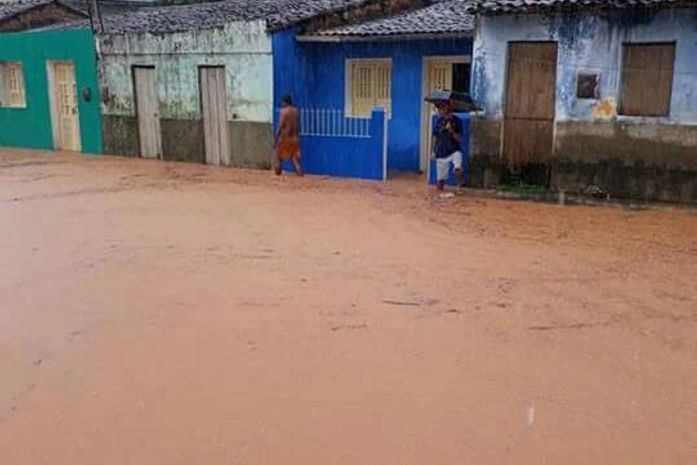 Fortes chuvas alagam ruas e causam transtornos em Jacuípe