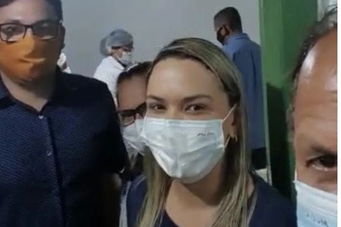 Na foto captada de um vídeo; vereador Tofinho, secretária Lúcia, prefeita Fernanda e Cícero Cavalcante