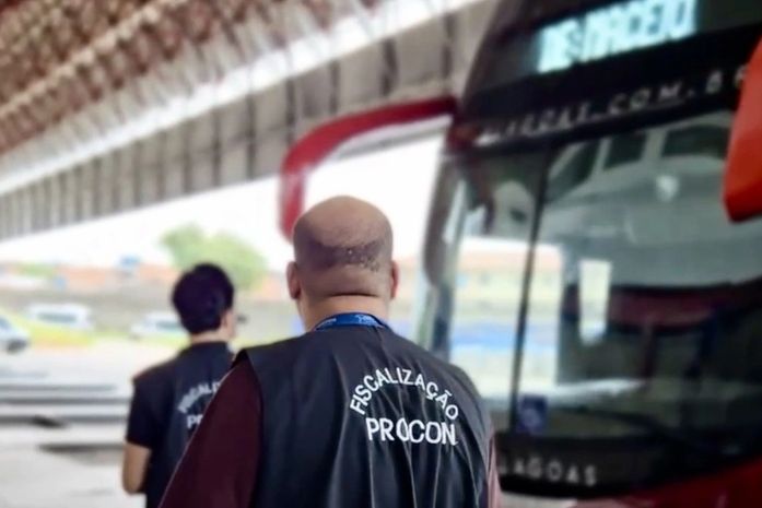 Empresas de ônibus interestaduais são notificadas durante fiscalização na Rodoviária de Maceió
