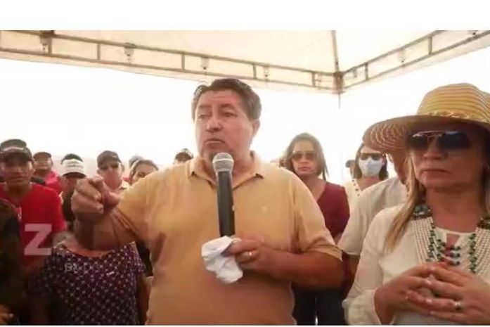 Ex-prefeito Zé Pedro ao lado da prefeita Santana Mariano afirmando seu apoio publicamente a Alex Mariano