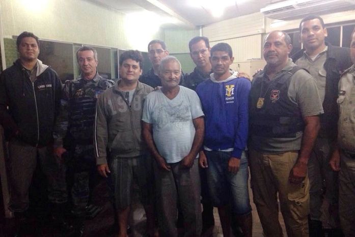 Idoso ao lado dos policiais alagoanos