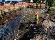 Prefeitura realiza limpeza de canais para facilitar escoamento de águas pluviais