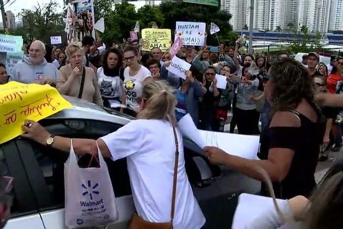Protesto em frente ao Carrefour de Osasco